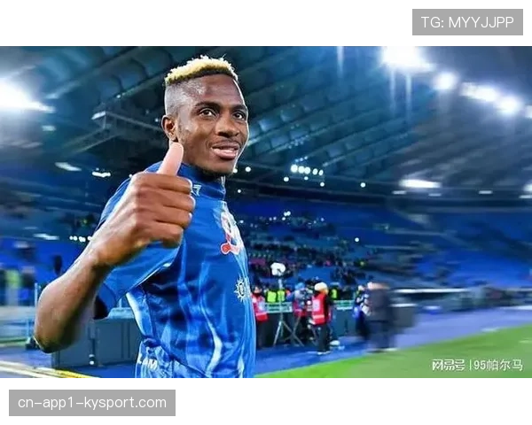 现场镜头：那不勒斯前锋奥斯梅恩因一次激进逼抢导致抽筋，被替换下场